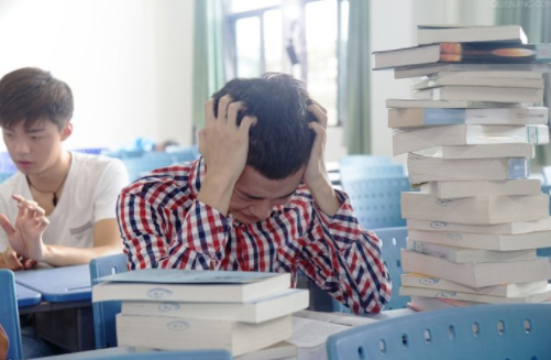 面對中學生常出現(xiàn)的3個心理問題，家長們不要再用打壓的方式了