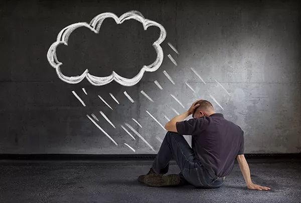 抑郁癥的癥狀特征：情緒低落、感到沮喪、無望、無助