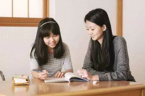 家校溝通中老師應(yīng)該起到什么作用？