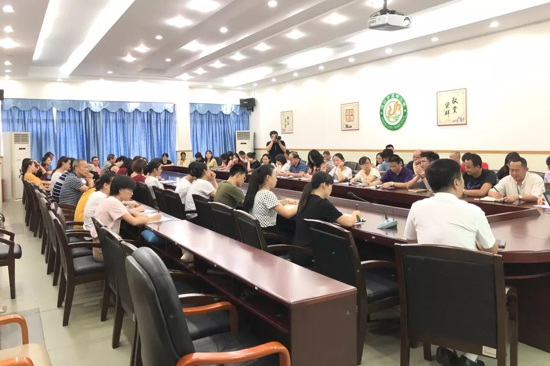 家校溝通中老師應(yīng)該起到什么作用？