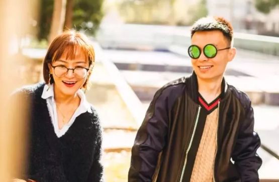 把丈夫當(dāng)成上鋪兄弟，把日子過成段子，這個(gè)女人火了