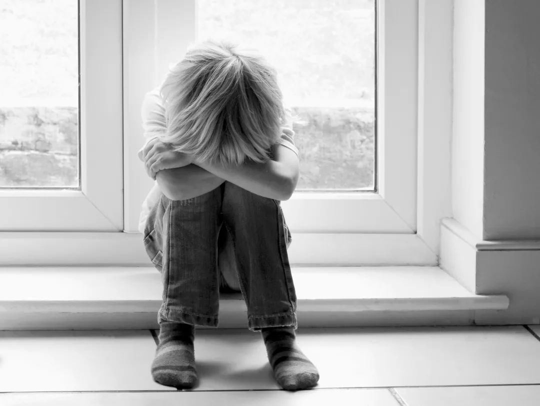 圍觀9歲男孩被殺、一定要教會(huì)孩子這3種求助方式