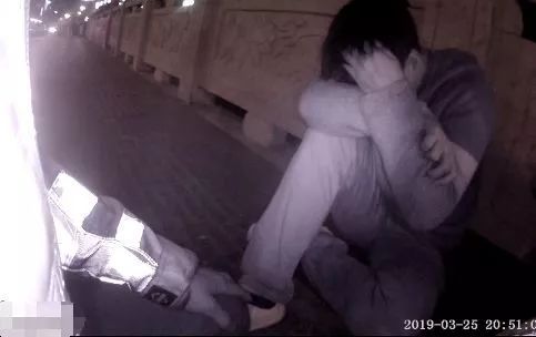 成年人生存規(guī)則：大事扛著，小事崩潰