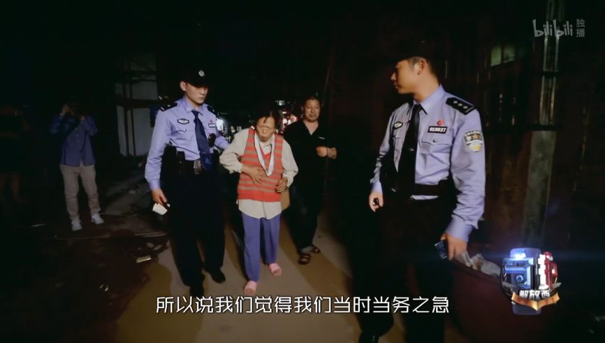 凌晨一點(diǎn)撬鎖開(kāi)門(mén)，大媽搶劫分手老伴：解放西沒(méi)有愛(ài)情，只有溫情