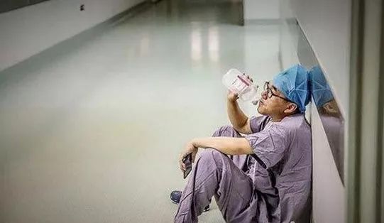 超負(fù)荷工作，面對死亡威脅！是什么支撐醫(yī)生們的靈魂