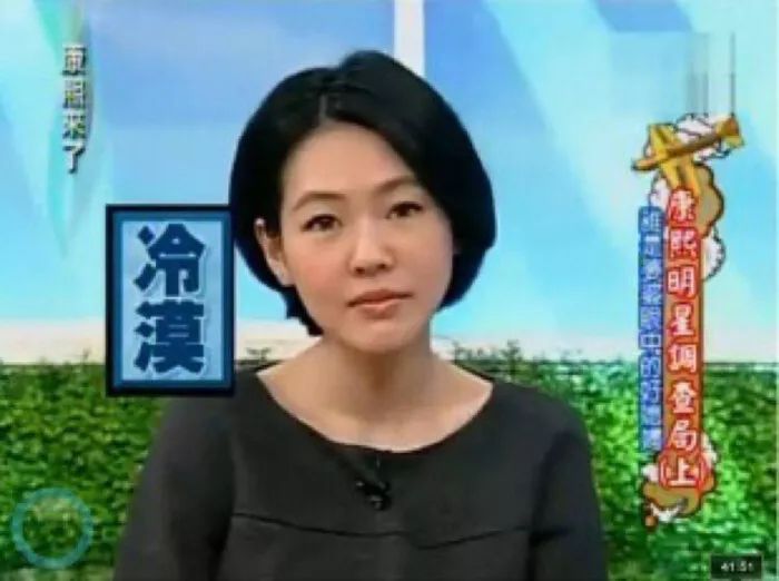 中年少女的友情是，咬耳朵說第三個(gè)人的壞話