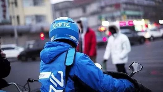 老總失業(yè)送外賣，中年人的焦慮真的是道無解題