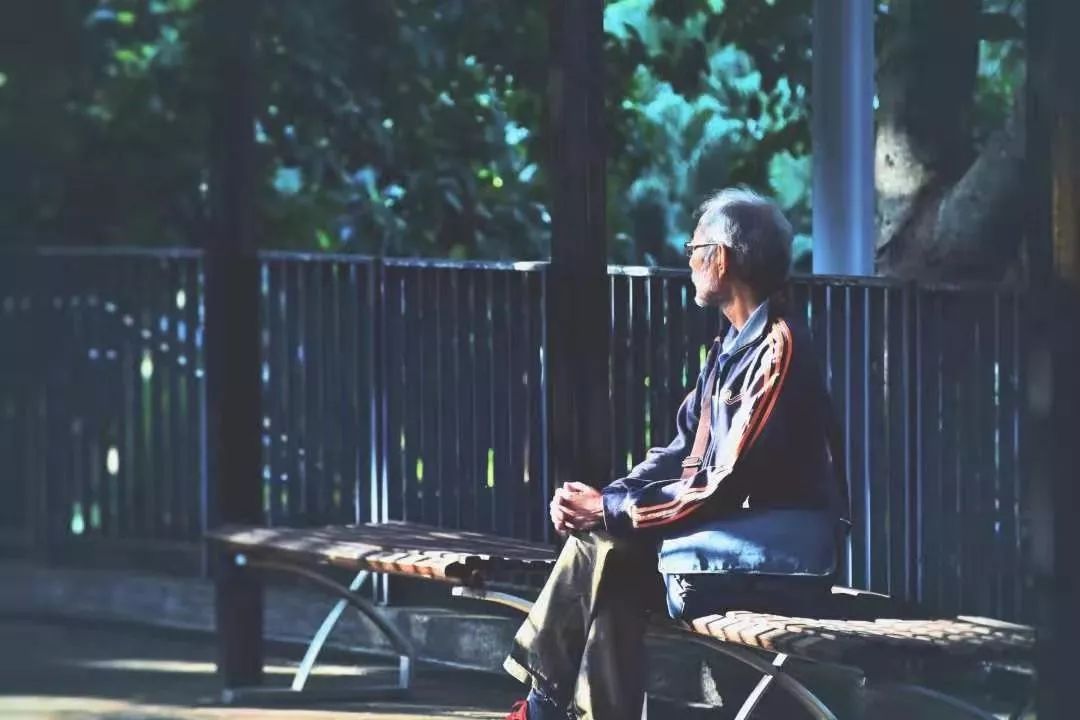 老總失業(yè)送外賣，中年人的焦慮真的是道無解題