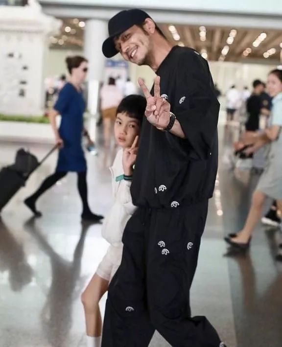 老爸只會兇兇地愛我，你的童年是否也有個兇爸