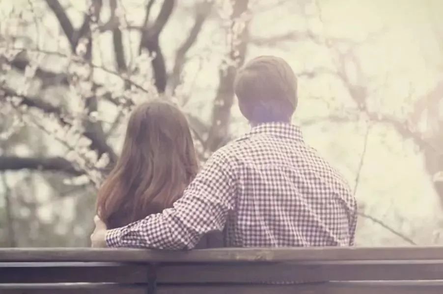 兩性交往，男人在你面前有這5個(gè)生理反應(yīng)，肯定愛你很深