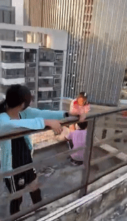 網(wǎng)紅公路拿命拍照，女孩天臺玩“死亡游戲”為什么我孩子追捧網(wǎng)紅