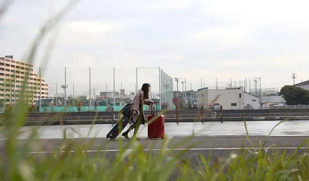 丈夫出軌，小三住進(jìn)家里：婚姻三人行，是藥還是毒？