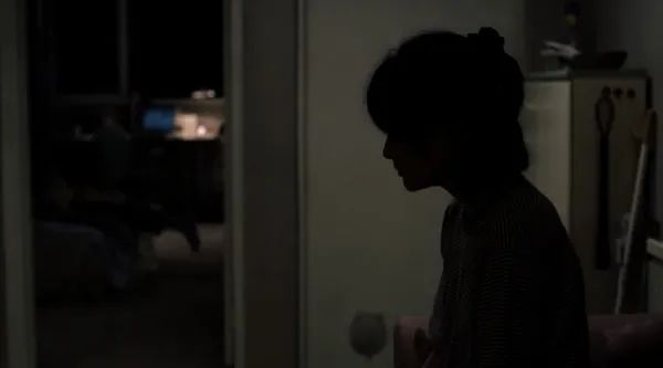 丈夫出軌，小三住進(jìn)家里：婚姻三人行，是藥還是毒？