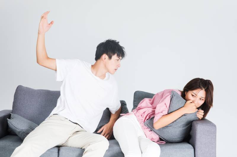 女性在面對(duì)家暴時(shí)應(yīng)該怎樣保護(hù)自己？