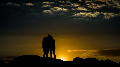 男生喜歡你你能感覺的-男生對你有意思的舉動