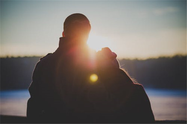 細(xì)節(jié)判斷前男友還愛你-男人可以挽回的征兆