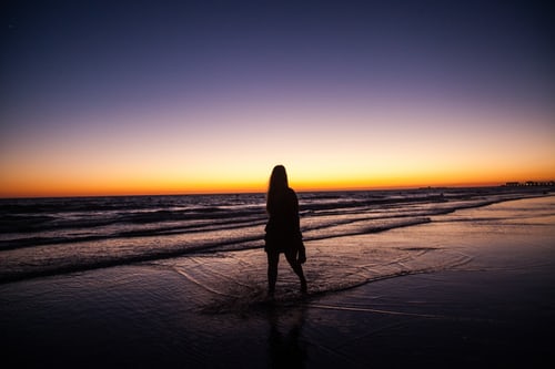早上跟女孩子聊什么好?追女生早上發(fā)的第一句話(huà)