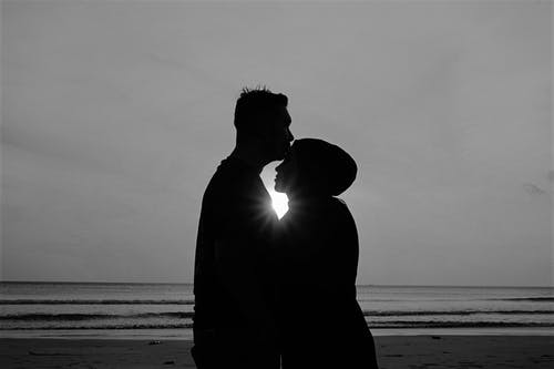 男生會憋著不聯(lián)系對方嗎?男生開始有意識的疏遠(yuǎn)