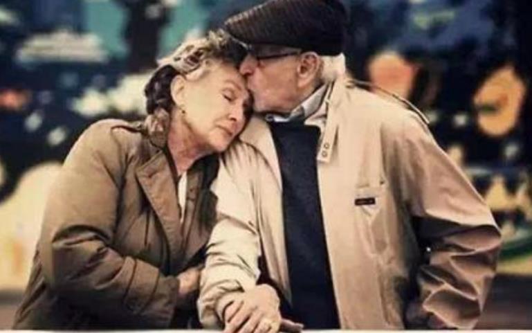 感情中誰(shuí)做第一個(gè)開(kāi)口的人