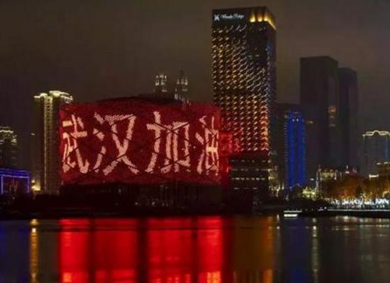 如何看待突發(fā)疫情下人們的反應