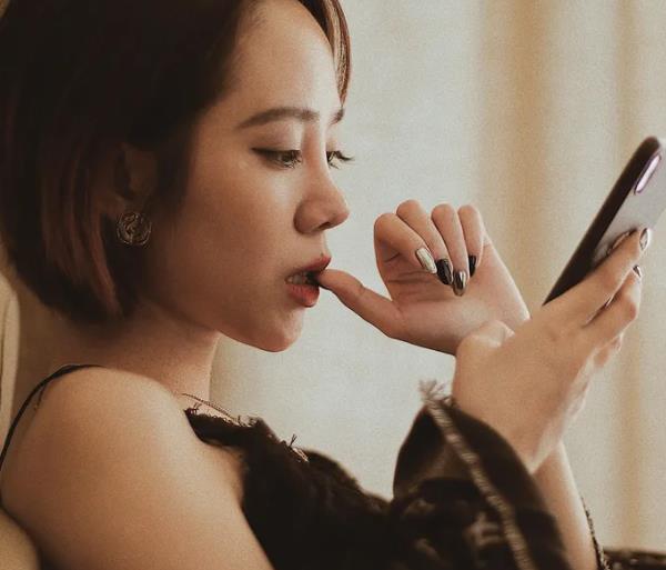 不停的刷手機(jī)，你有可能是患上了社交錯(cuò)失恐懼癥