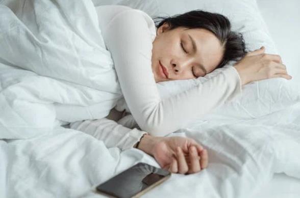 越想睡越失眠該怎么辦？