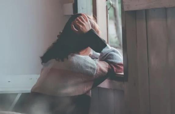 內(nèi)向的人是不是更容易得抑郁癥？