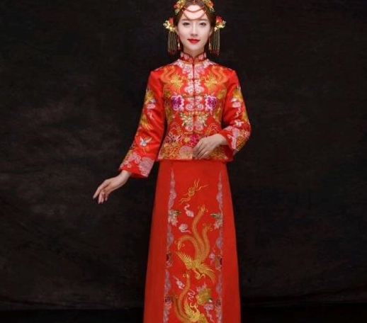心理學(xué)：憑直覺，你喜歡哪套龍鳳褂？秒測(cè)你是奴隸命還是公主命？