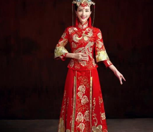 心理學(xué)：憑直覺，你喜歡哪套龍鳳褂？秒測(cè)你是奴隸命還是公主命？