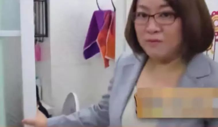 女子全裸大鬧健身房，上廁所不關(guān)門(mén)，對(duì)孩子的影響有多大？