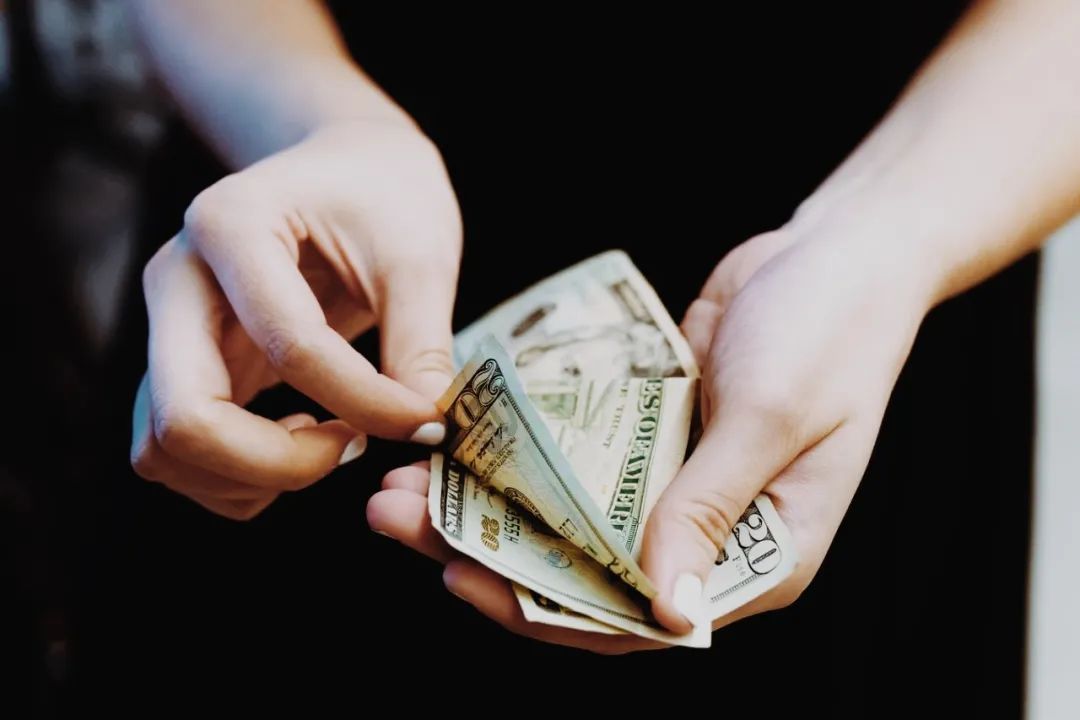 排隊(duì)8小時(shí)500元買杯奶茶，這種瘋狂有心理依據(jù)嗎？