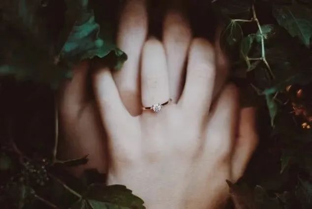 排隊(duì)8小時(shí)500元買杯奶茶，這種瘋狂有心理依據(jù)嗎？