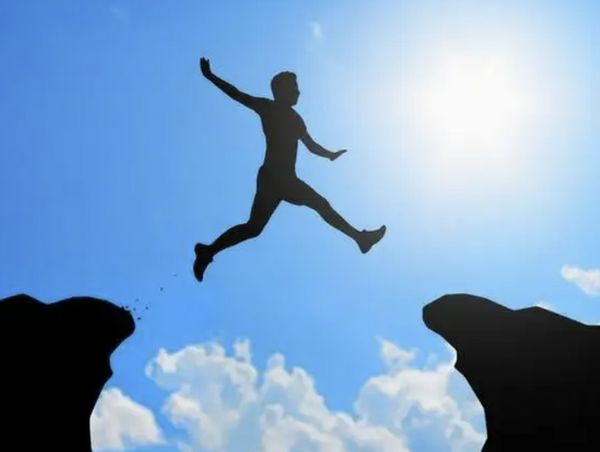 接受現(xiàn)實和打破現(xiàn)實的人，誰更勇敢?